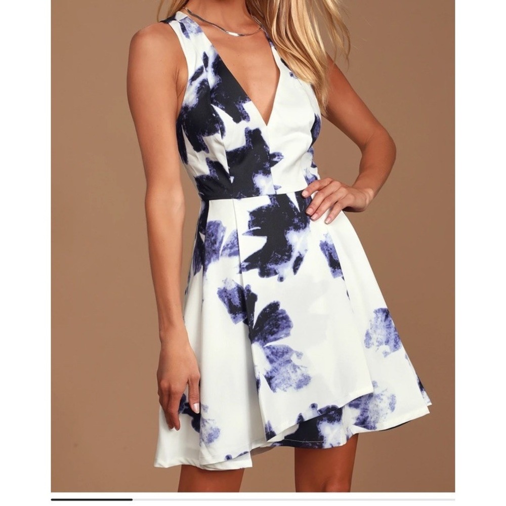 Lulus NWT SzM Chic Flirty BlueWhite Floral Pleat Front Racerback Mini Dress